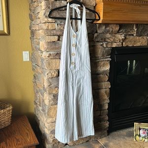 Romper / jumpsuit with halter top and wide-leg capri length bottom. White size S